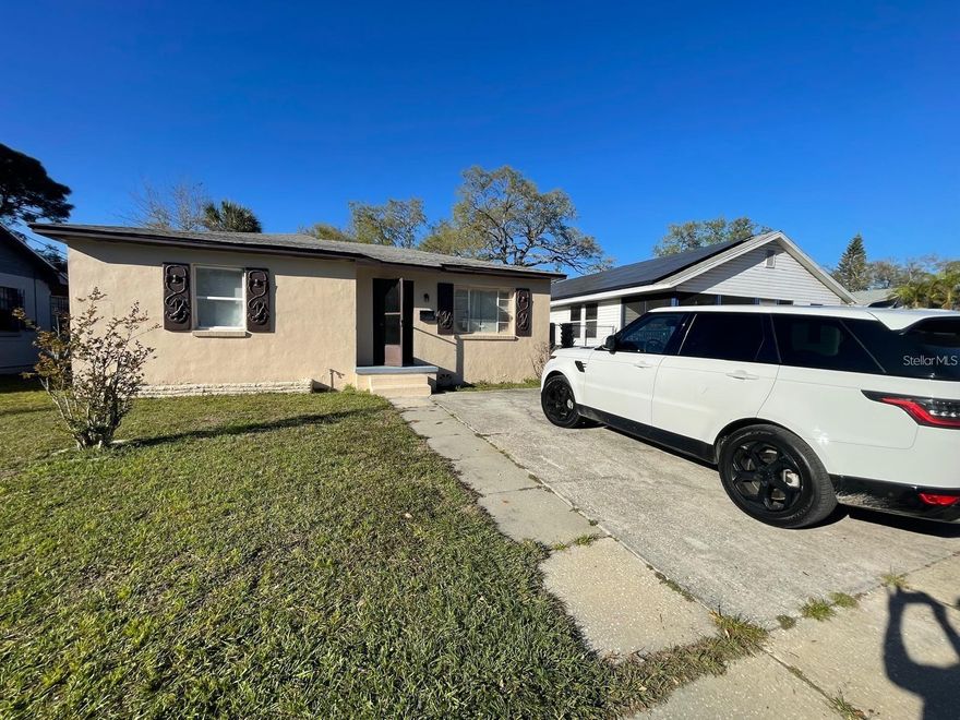 Beautiful 1 bed 1 bath home located in St. Petersburg. This home had been updated. Close to downtown St. Petersburg, major highways, restaurants and much more.