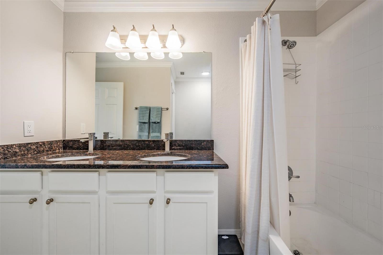 THE TOWNHOMES AT KENSINGTON - Residential