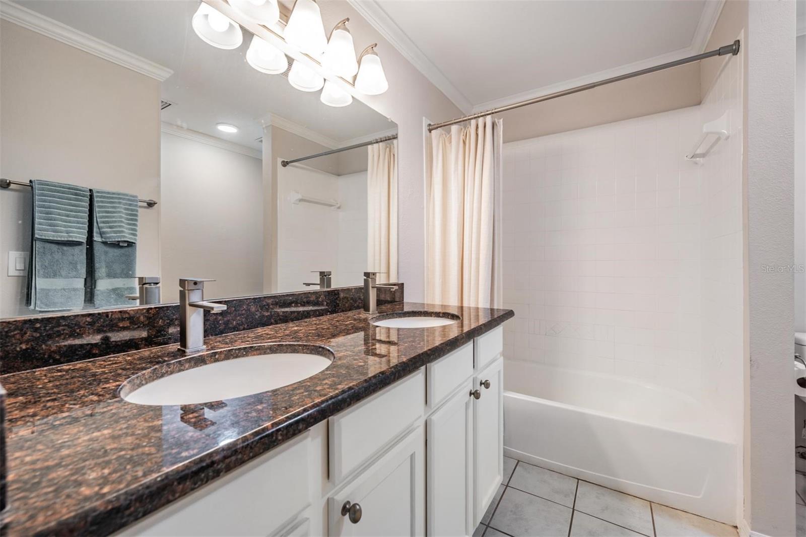 THE TOWNHOMES AT KENSINGTON - Residential