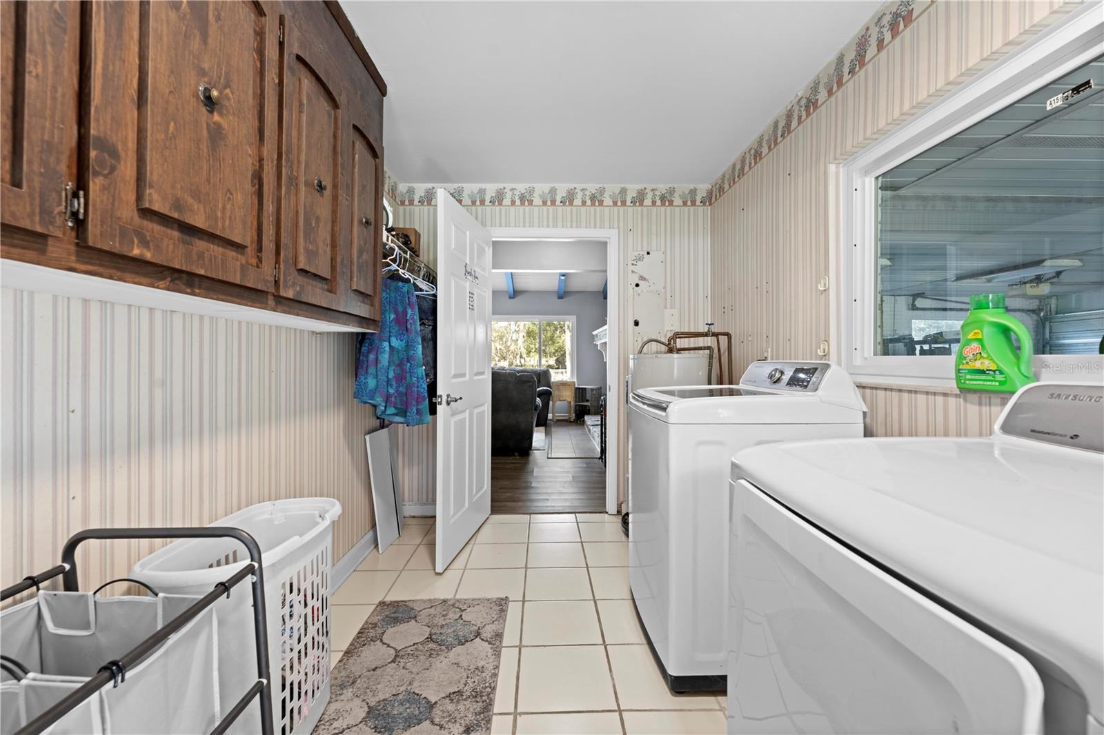 TOWN & COUNTRY - Residential