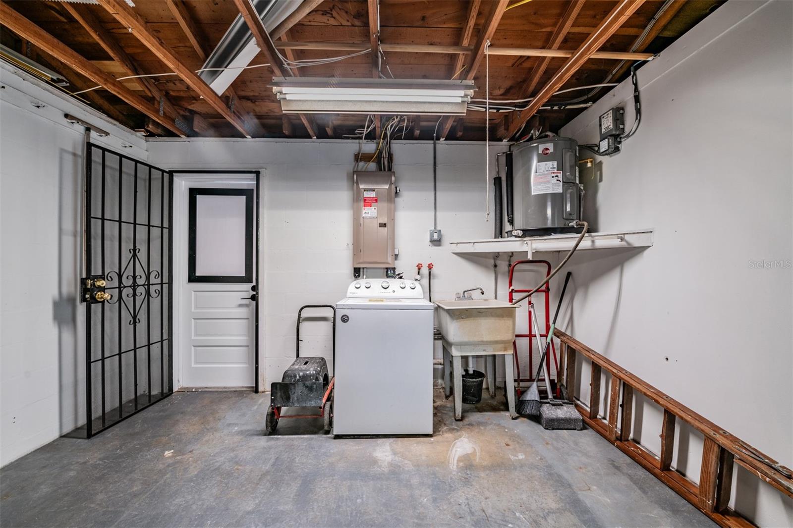 COLONIAL MANOR - Residential