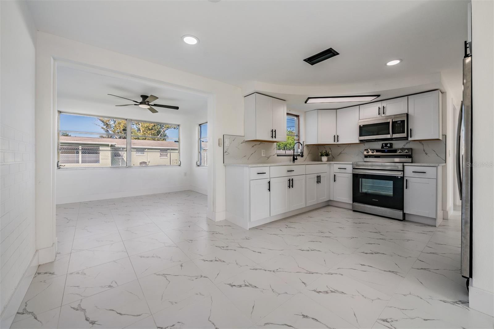 COLONIAL MANOR - Residential