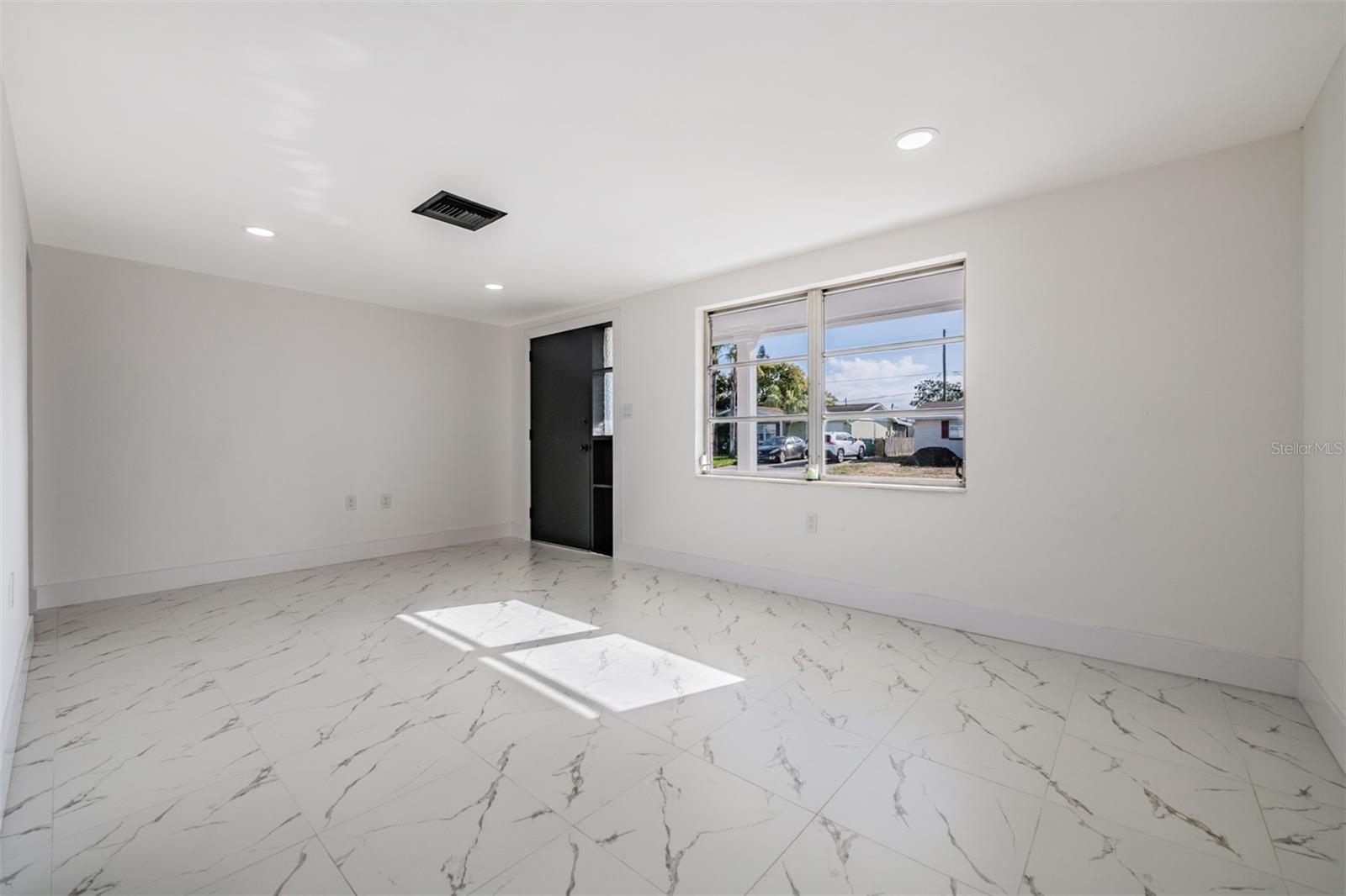 COLONIAL MANOR - Residential