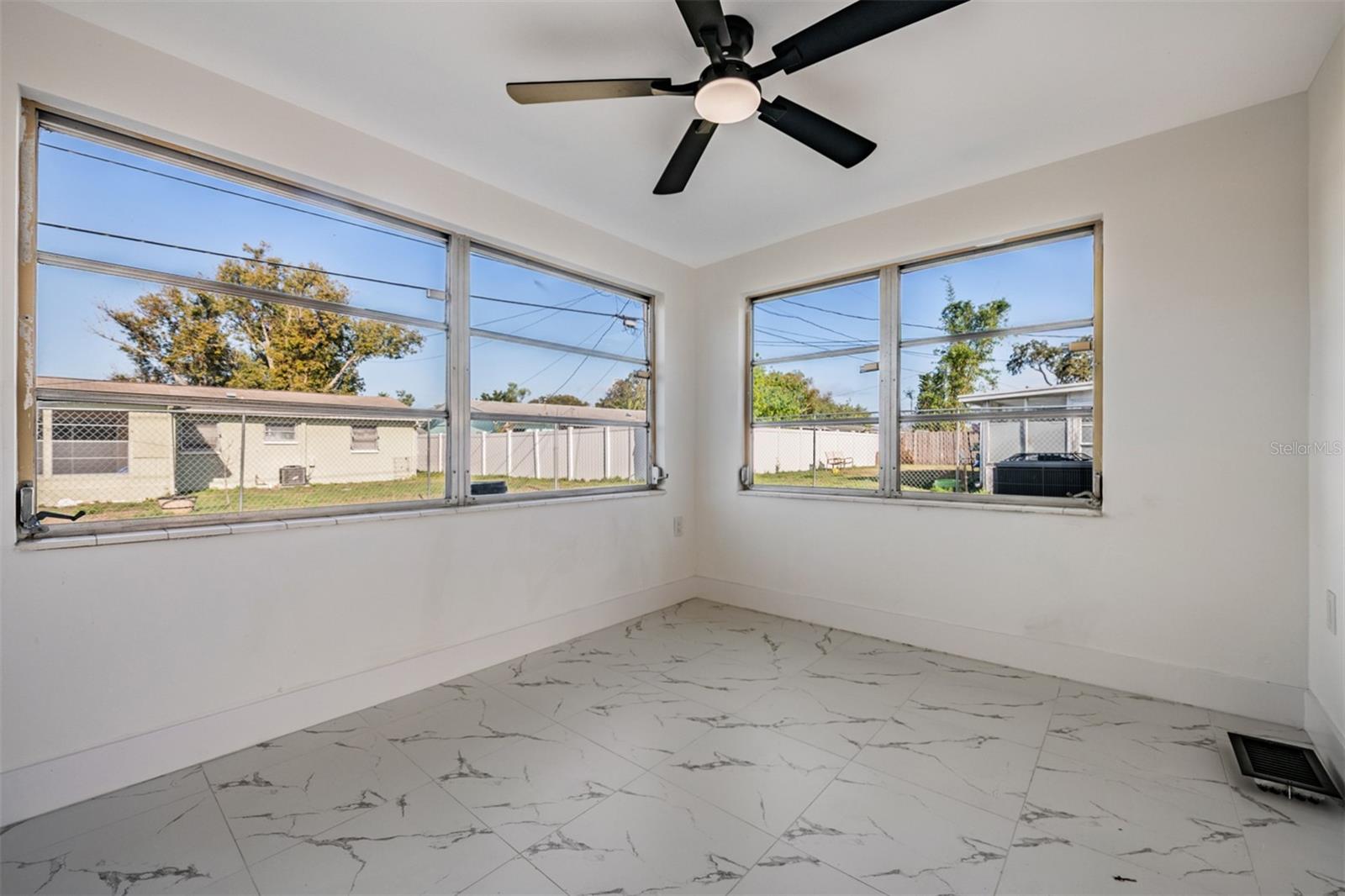 COLONIAL MANOR - Residential