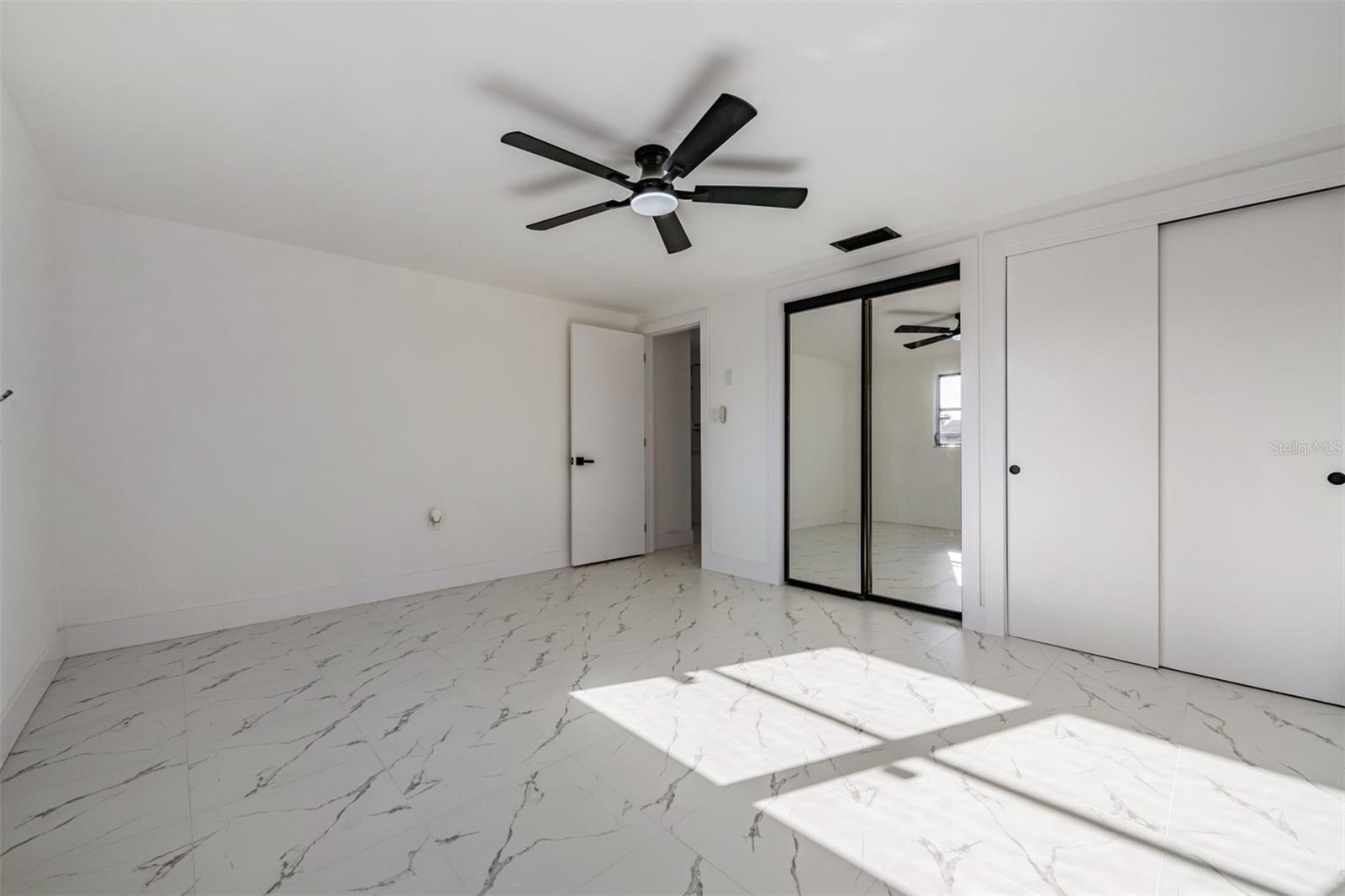 COLONIAL MANOR - Residential