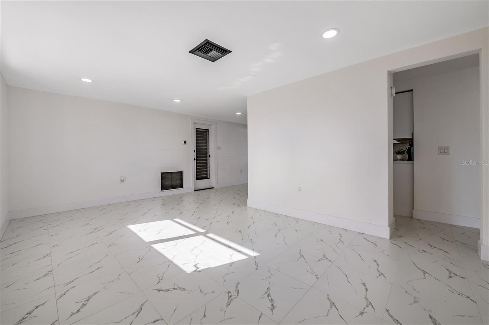 COLONIAL MANOR - Residential