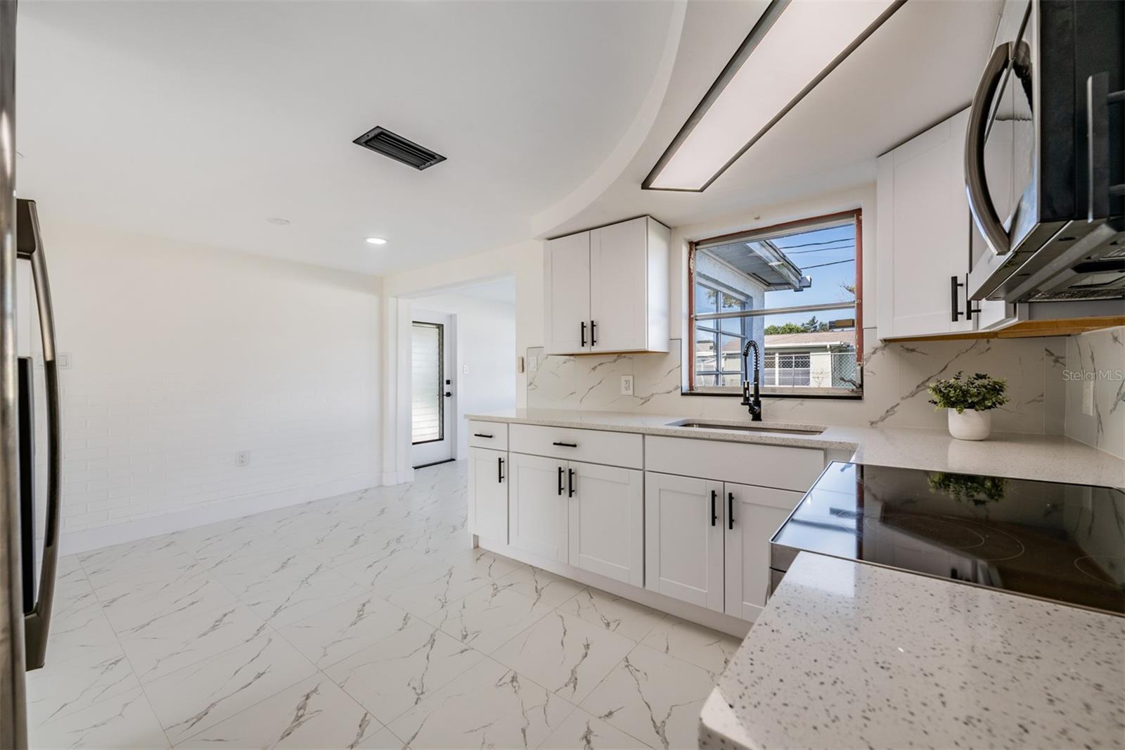 COLONIAL MANOR - Residential