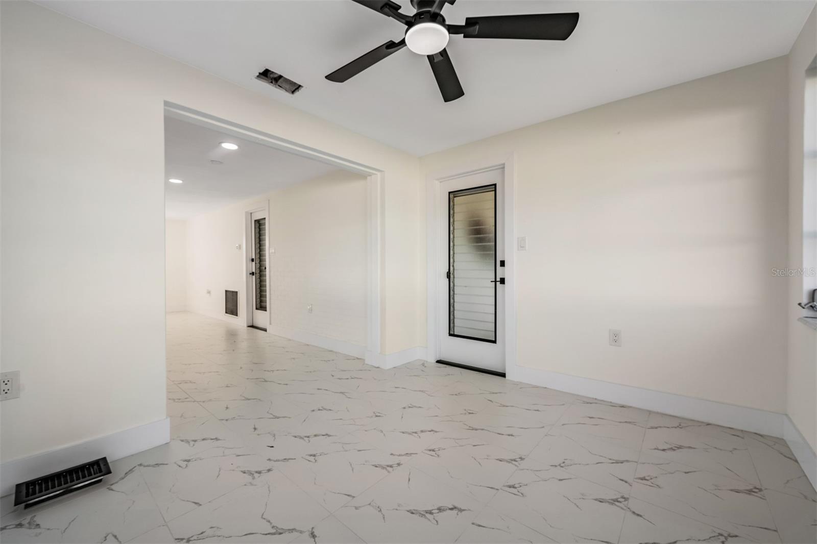 COLONIAL MANOR - Residential