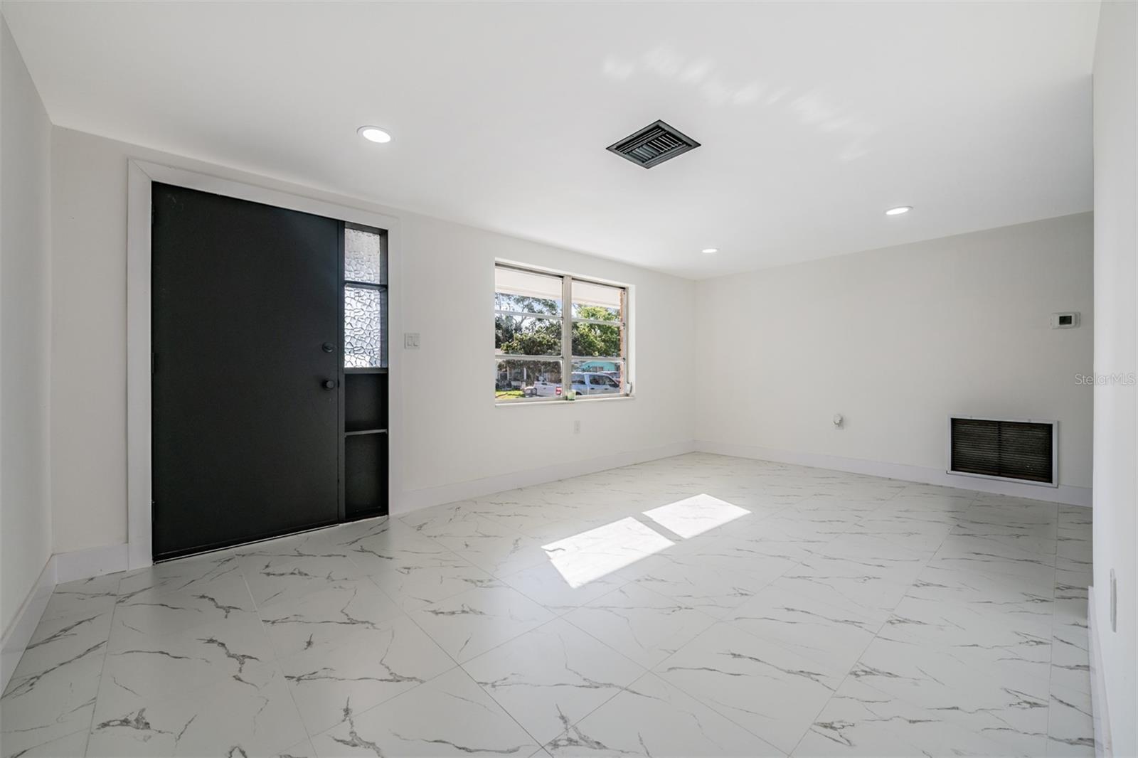 COLONIAL MANOR - Residential