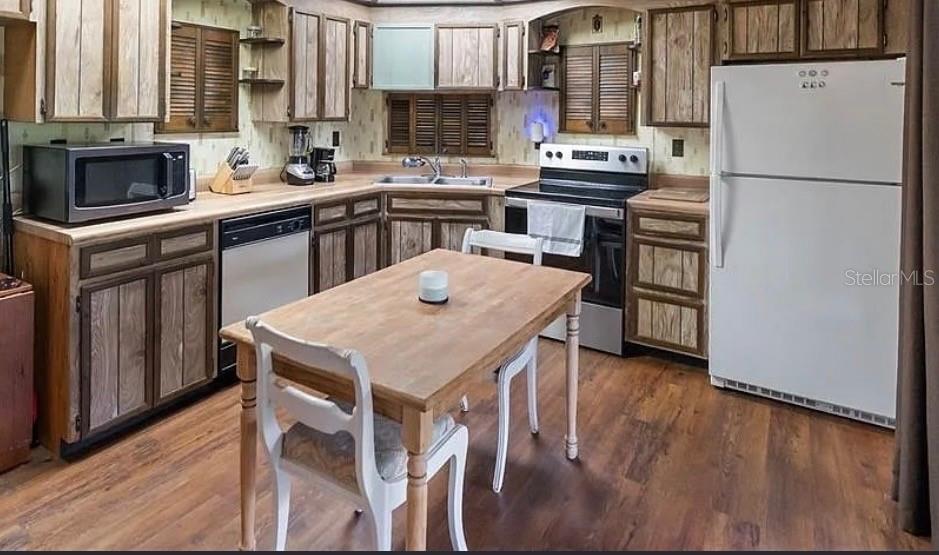 LAUREL VILLA - Residential