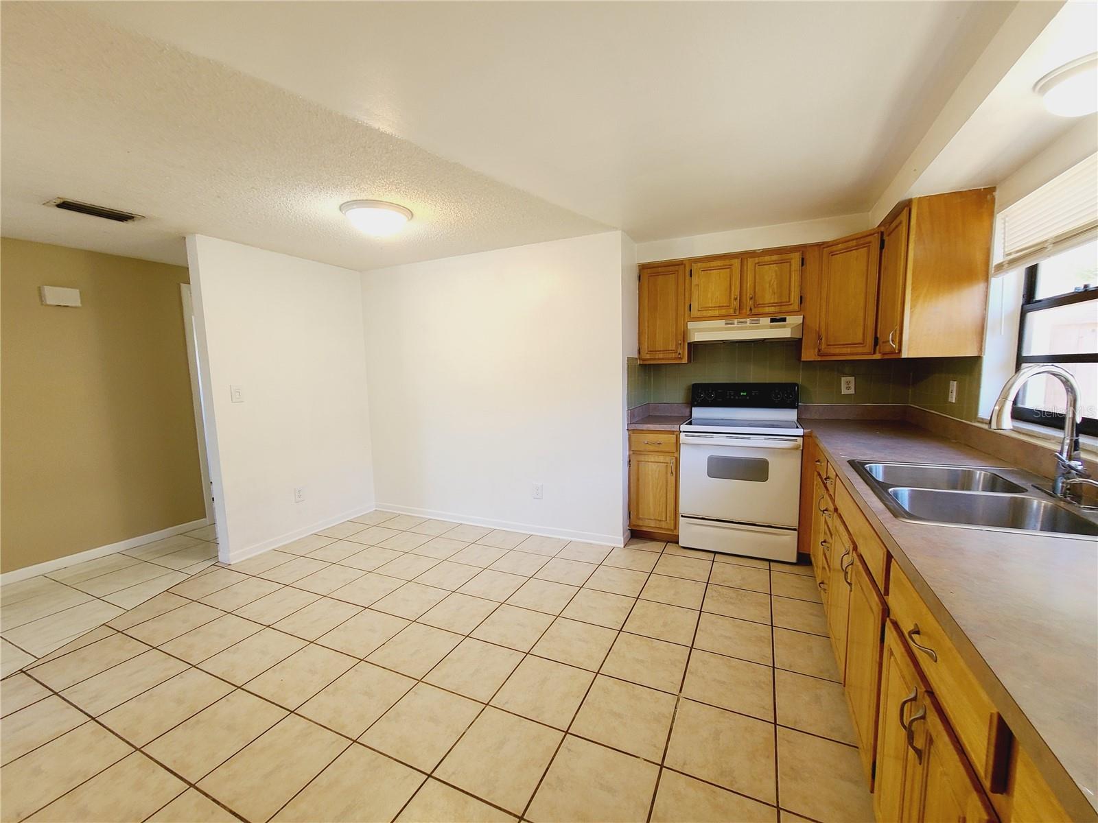 LEVERICHS J J TOURIST PARK - Residential Lease