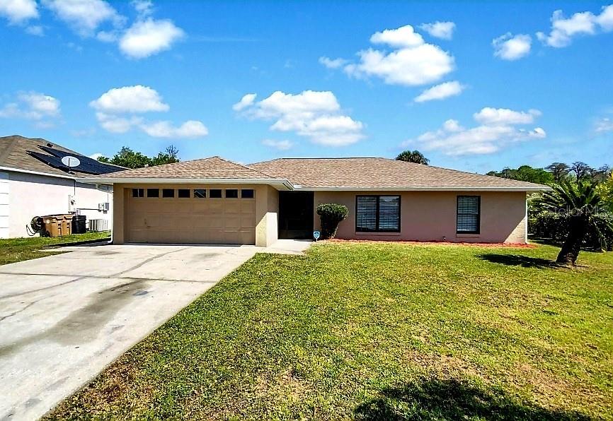 One or more photo(s) has been virtually staged. Beautiful house with spacious and comfortable spaces, a kitchen to enjoy good times with the family and your patio full of green colors of nature.