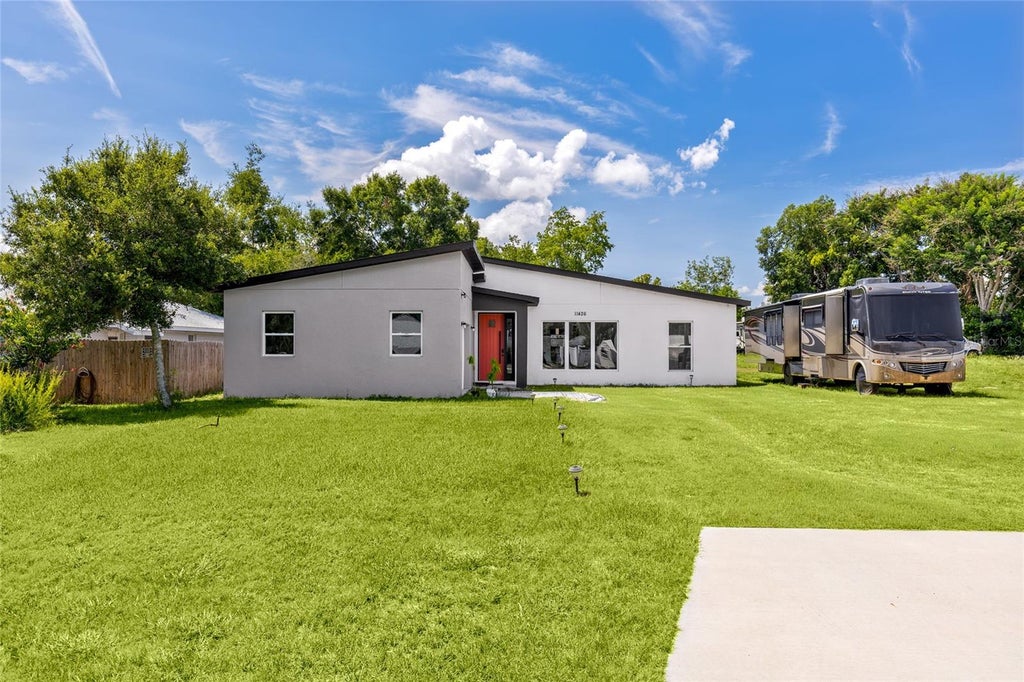 Photo of 11426 Lakeview Drive, Leesburg, FL 34788 (MLS # O6427655)