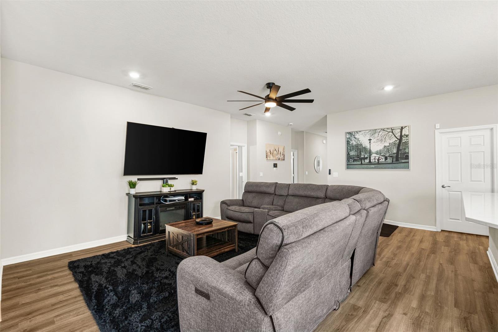 BRIDGEPORT LAKES PH THREE - Residential