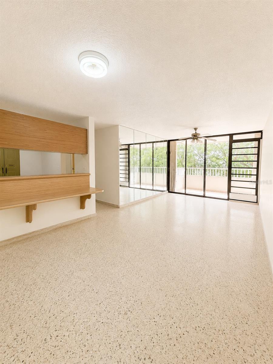 Cond. Laguna Gardens 2 AVE LAGUNA 7A