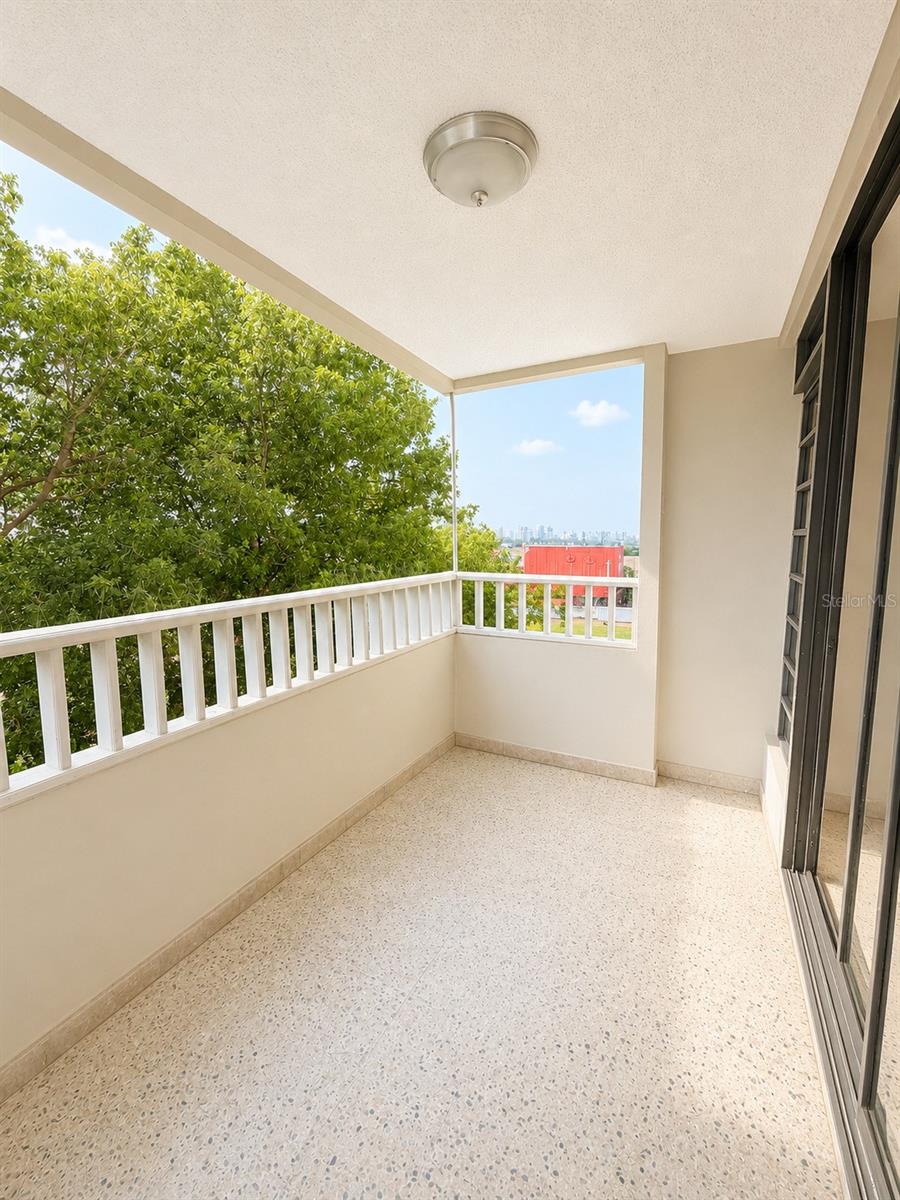 Cond. Laguna Gardens 2 AVE LAGUNA 7A