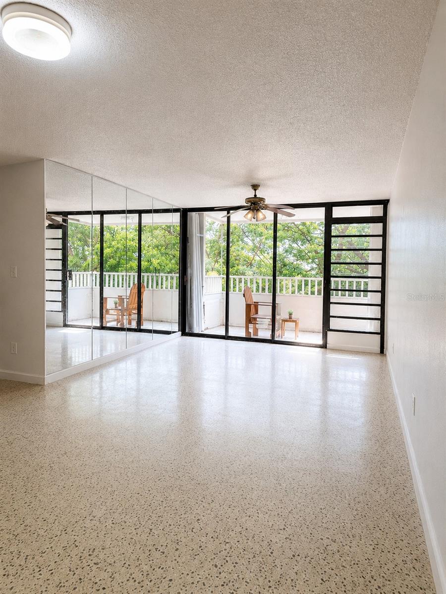 Cond. Laguna Gardens 2 AVE LAGUNA 7A