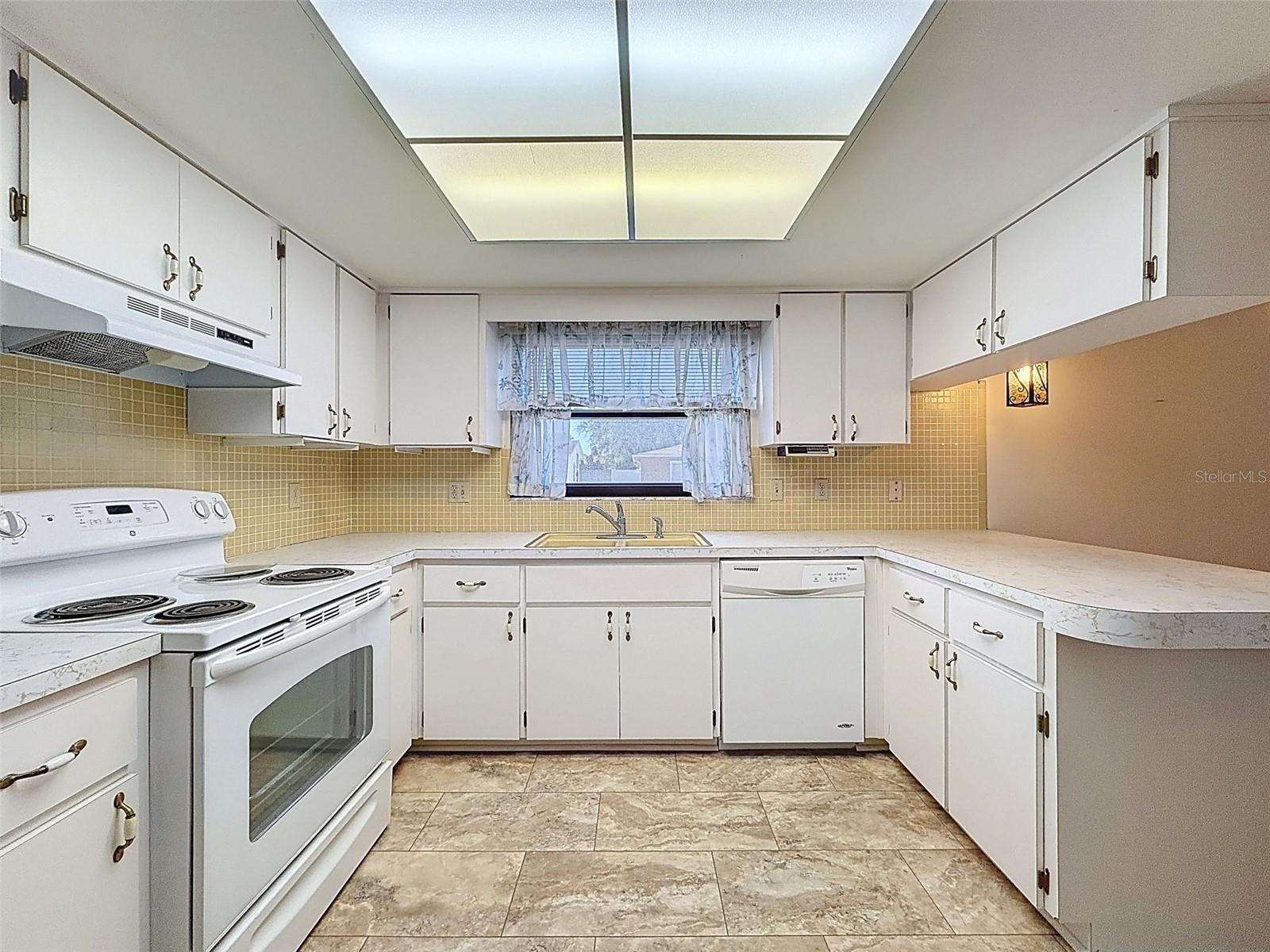 THE LAKES - Residential