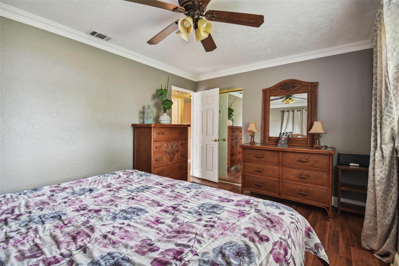 HOLIDAY PARK - Residential Lease