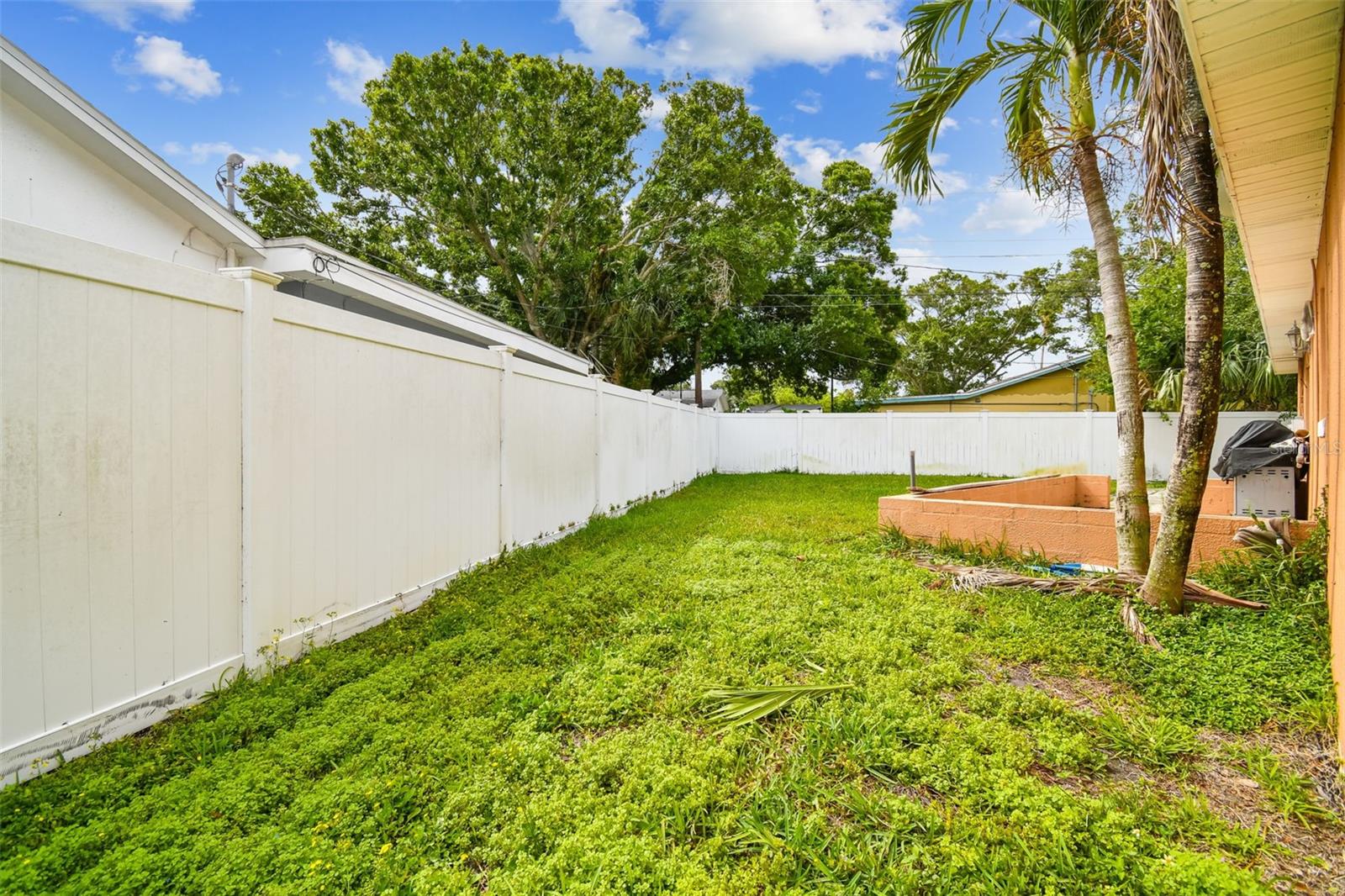 HOLIDAY PARK - Residential Lease