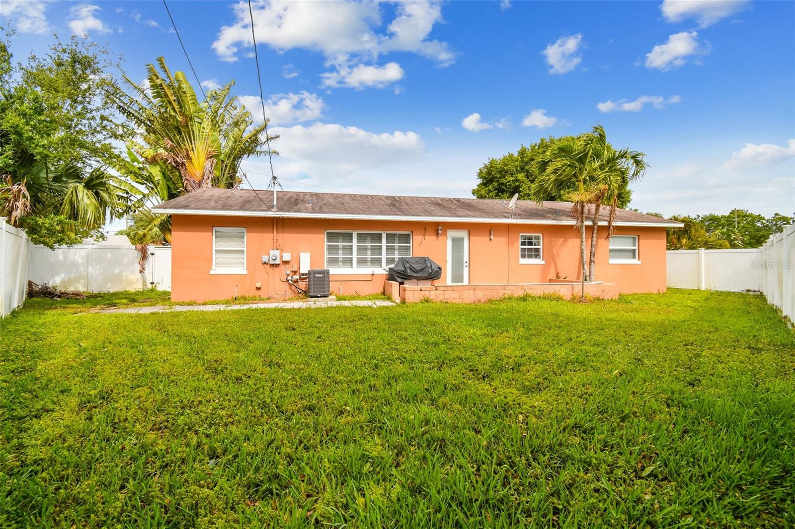 HOLIDAY PARK - Residential Lease