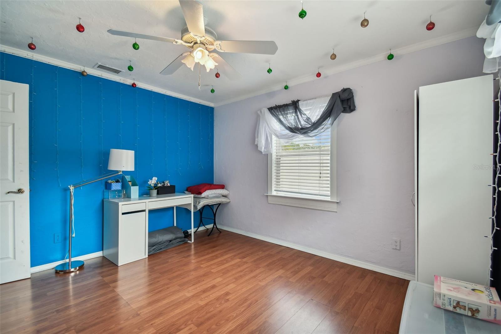 HOLIDAY PARK - Residential Lease