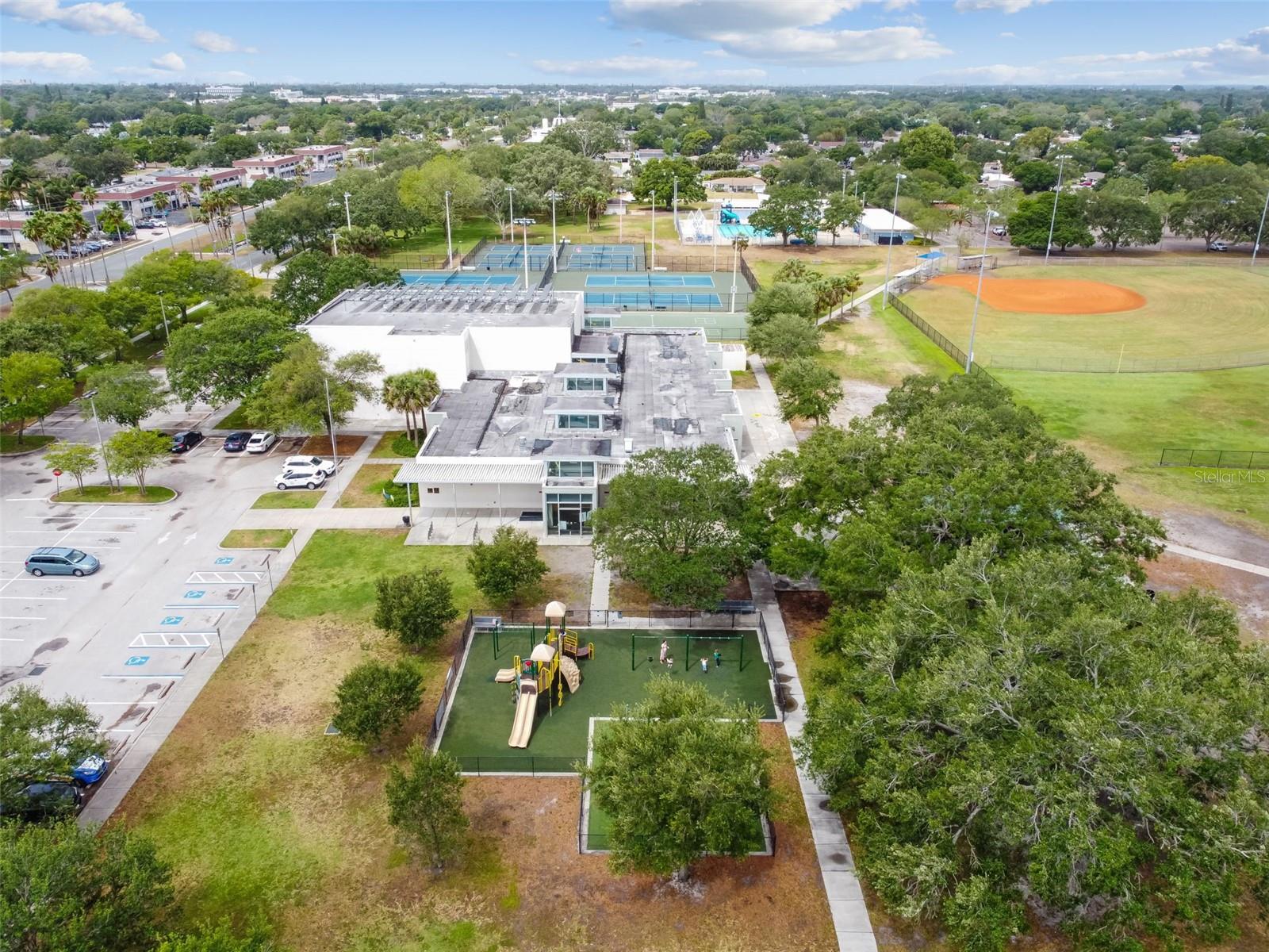 HOLIDAY PARK - Residential Lease