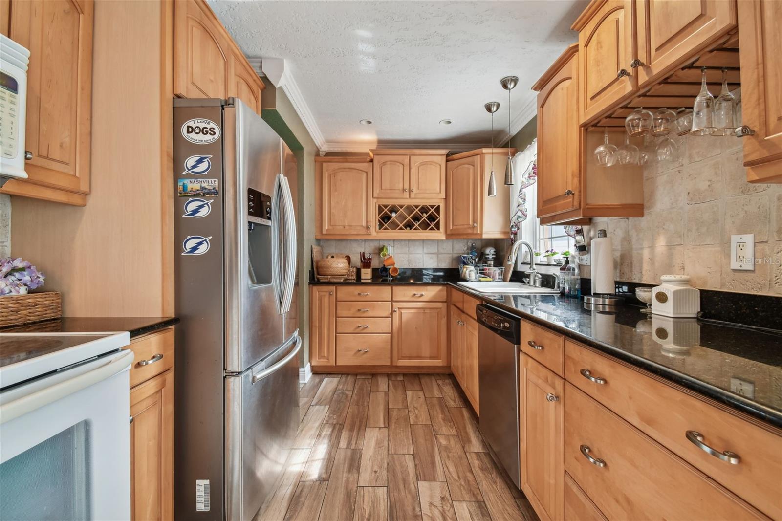 HOLIDAY PARK - Residential Lease