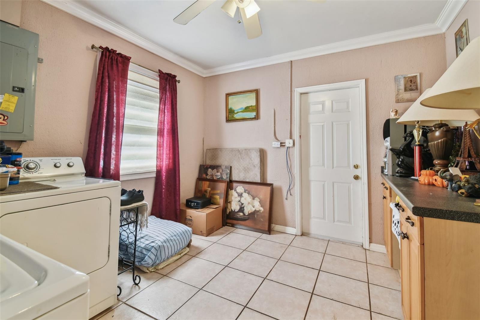 HOLIDAY PARK - Residential Lease