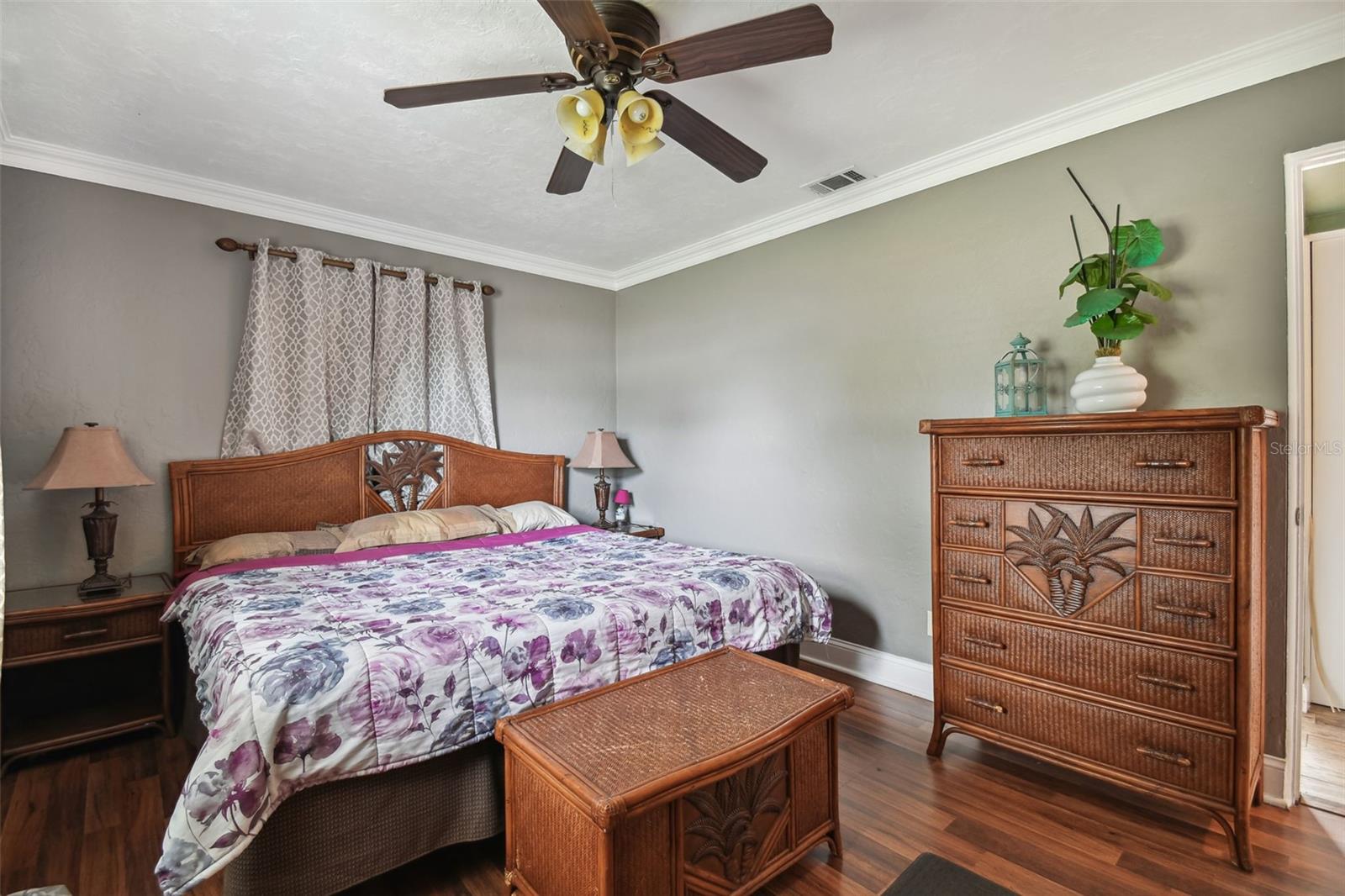 HOLIDAY PARK - Residential Lease