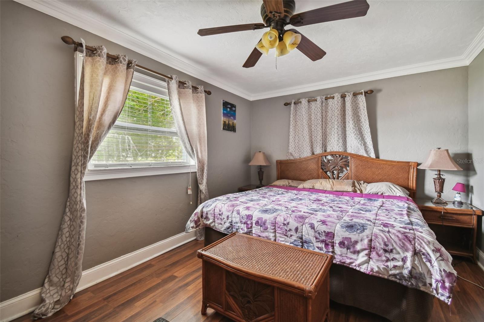 HOLIDAY PARK - Residential Lease