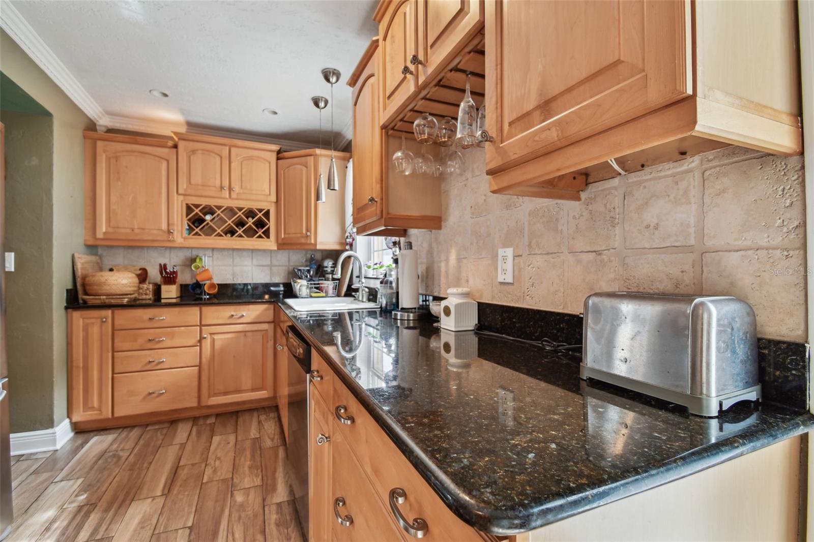 HOLIDAY PARK - Residential Lease