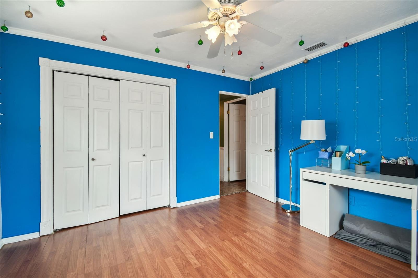 HOLIDAY PARK - Residential Lease