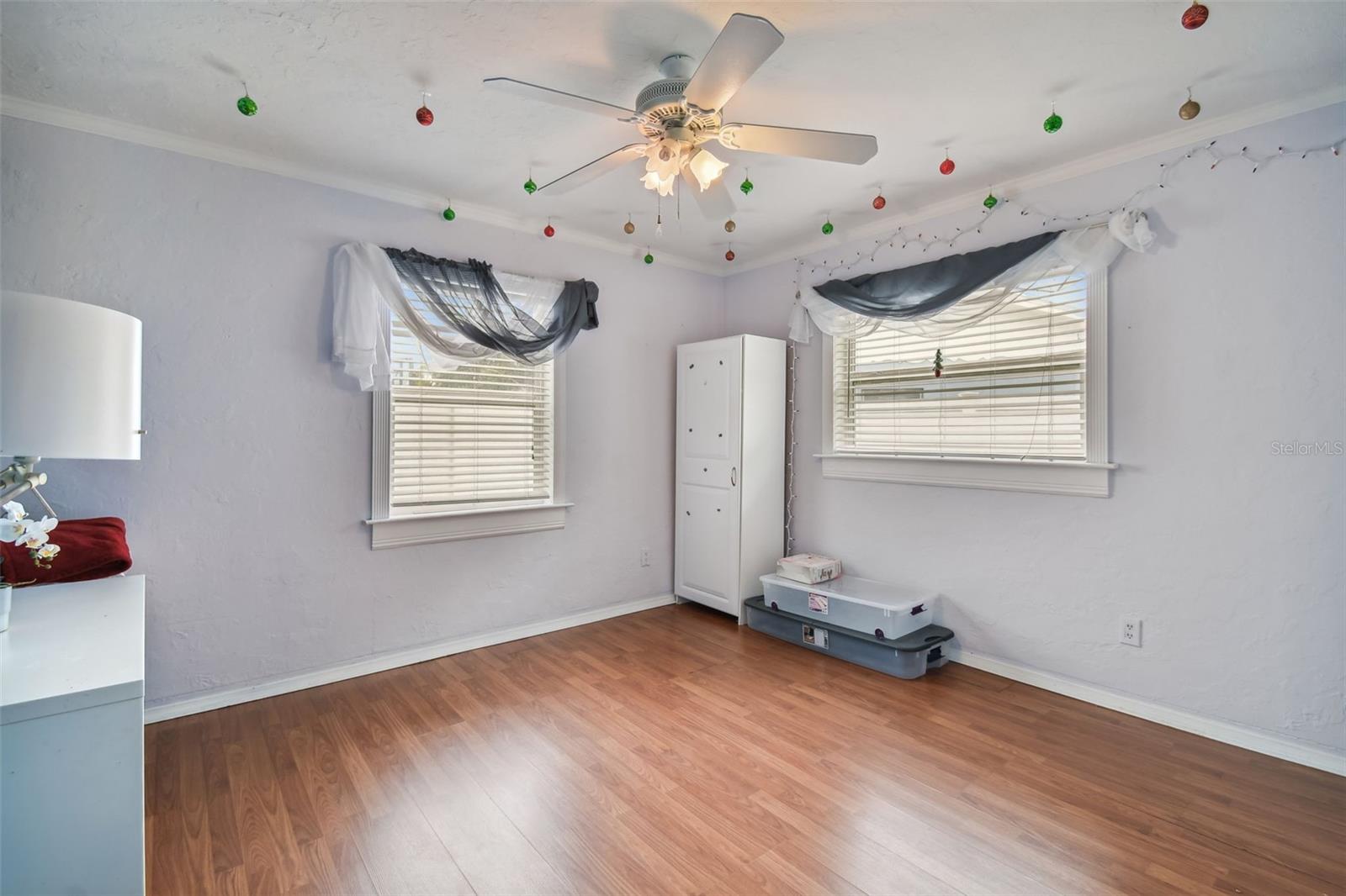 HOLIDAY PARK - Residential Lease