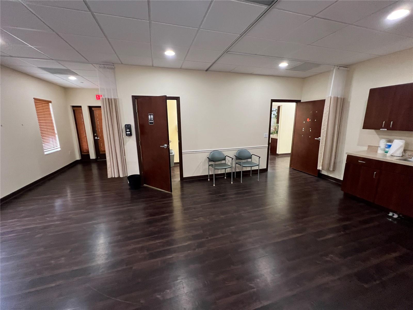 EICHENFELD OAKS MEDICAL CENTER - Commercial Lease