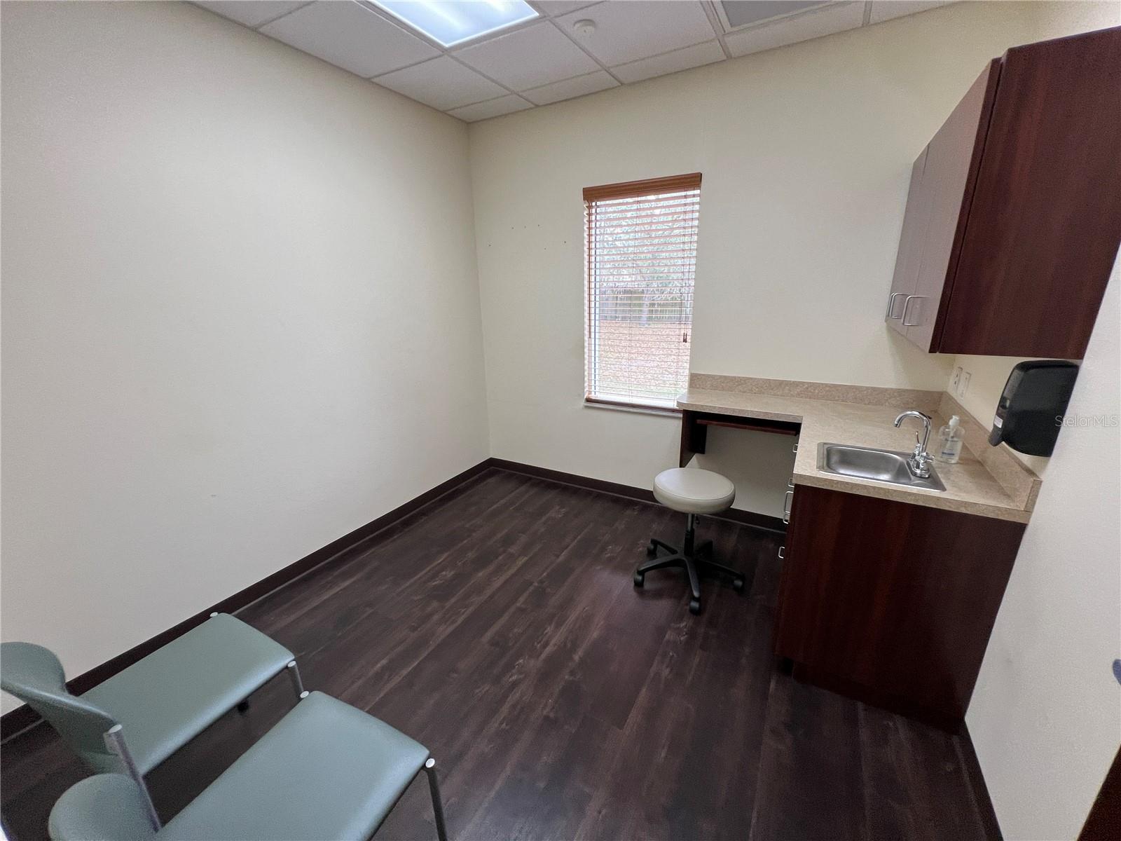 EICHENFELD OAKS MEDICAL CENTER - Commercial Lease