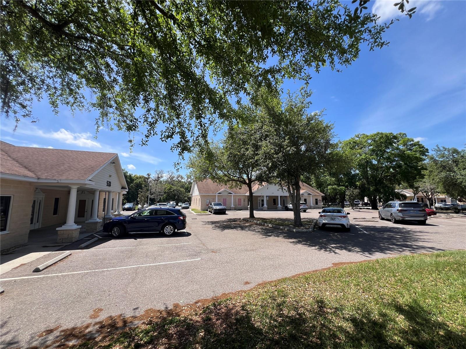 EICHENFELD OAKS MEDICAL CENTER - Commercial Lease