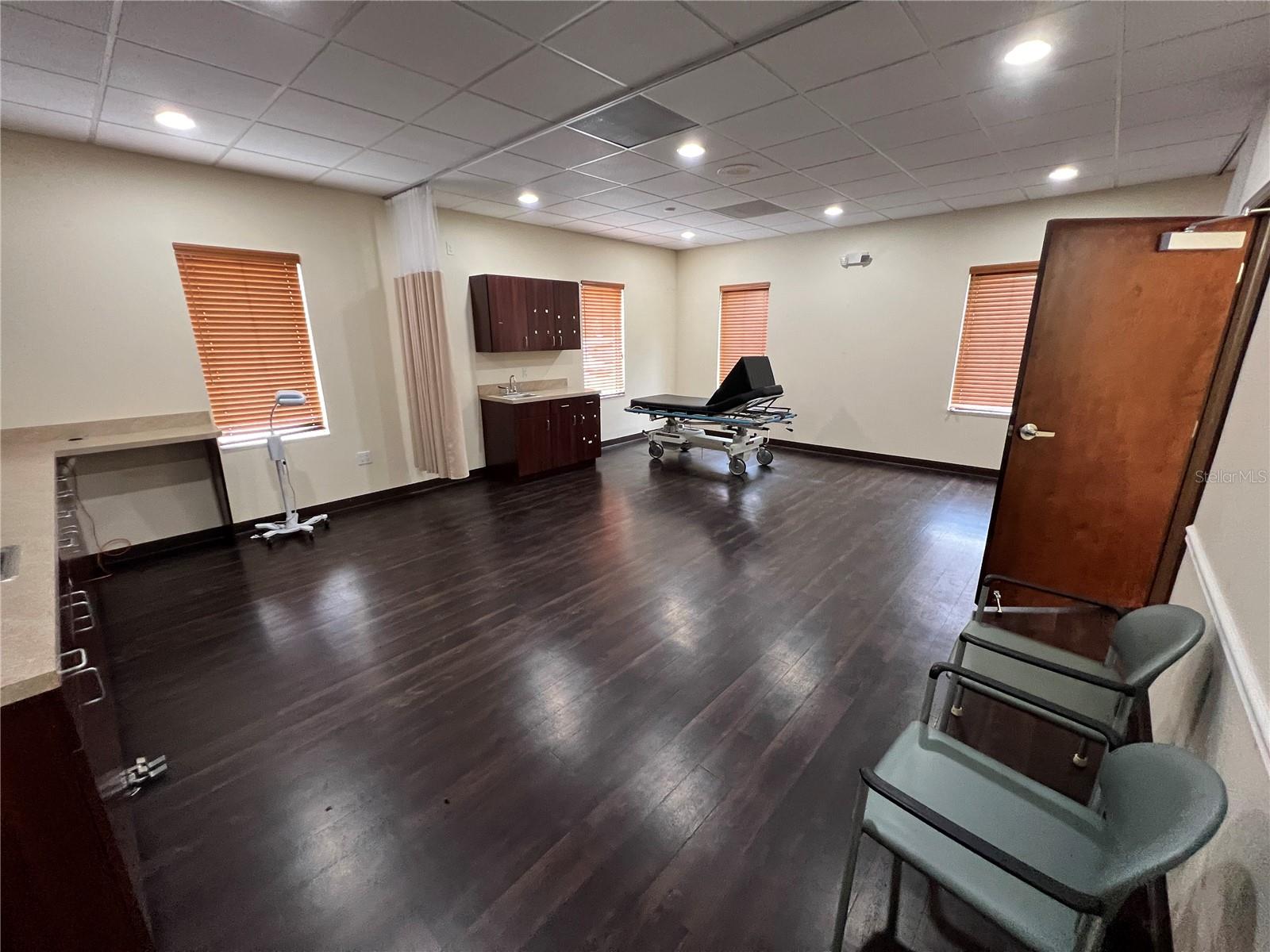 EICHENFELD OAKS MEDICAL CENTER - Commercial Lease