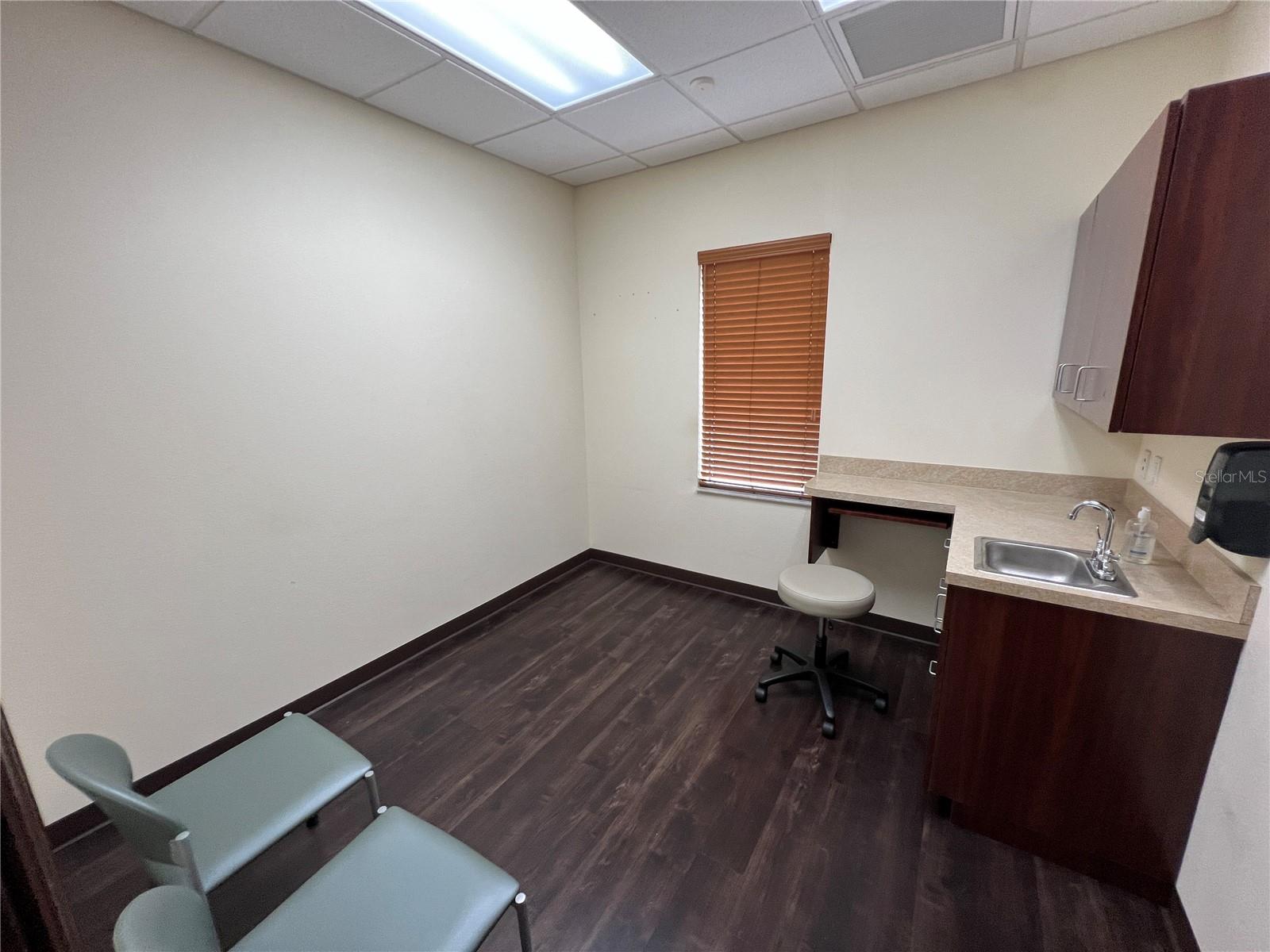 EICHENFELD OAKS MEDICAL CENTER - Commercial Lease