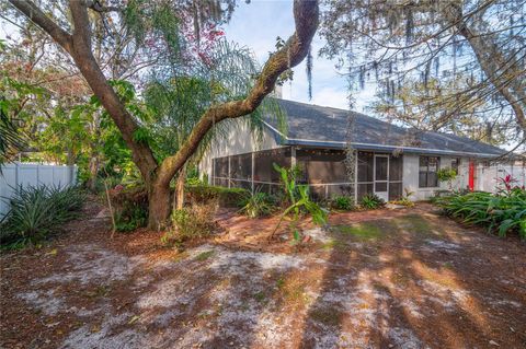 A home in WINTER HAVEN