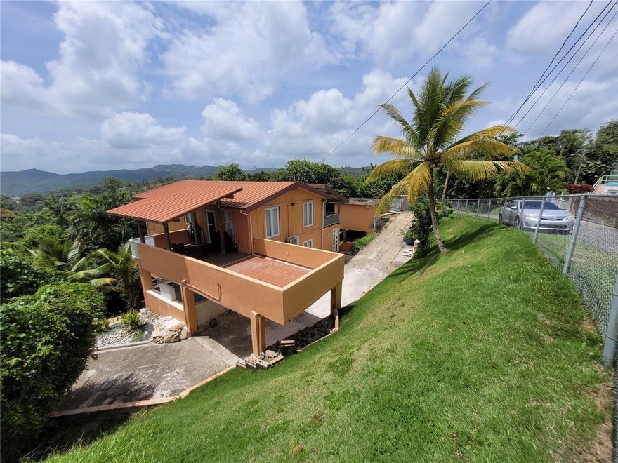 Multi-family property in the municipality of Aguas Buenas, Puerto Rico. This mixed concrete and wood property features three independent units, a small pool, a wooden gazebo, a water cistern, a work storage area, balconies, and a transfer switch. Located minutes from supermarkets, pharmacies, restaurants, and attractions, this property has great potential to generate short-term rental income.