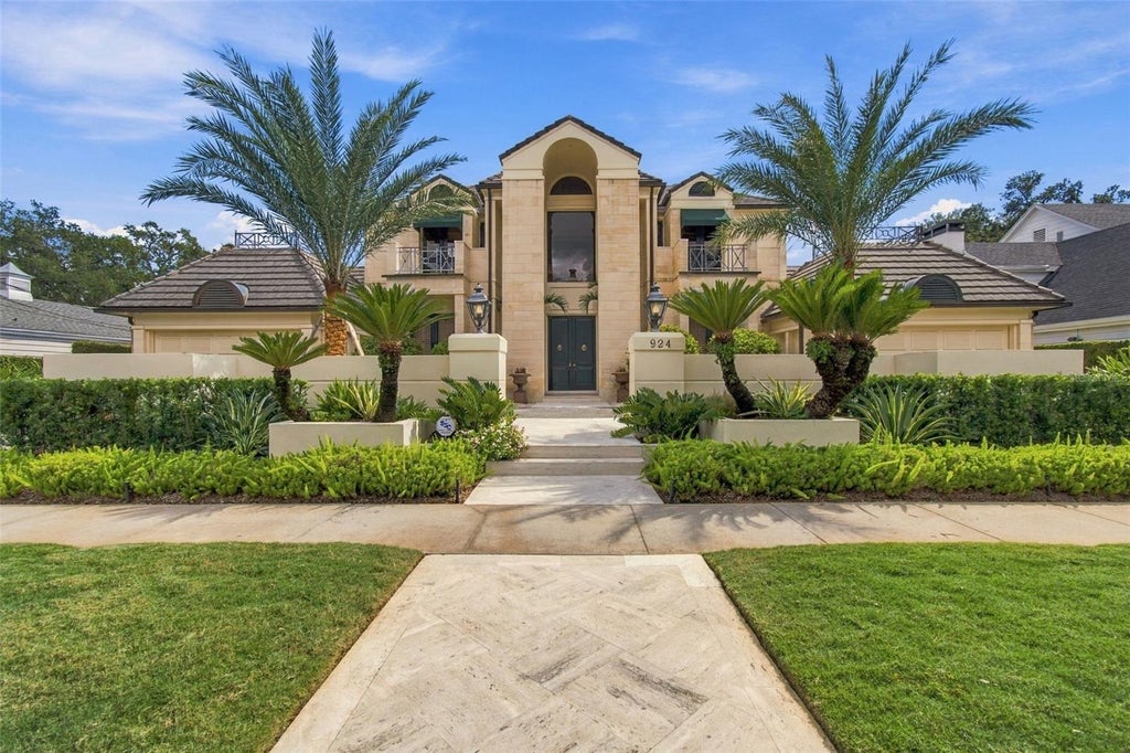 Photo of 924 S Golf View Street, Tampa, FL 33629 (MLS # TB8557665)