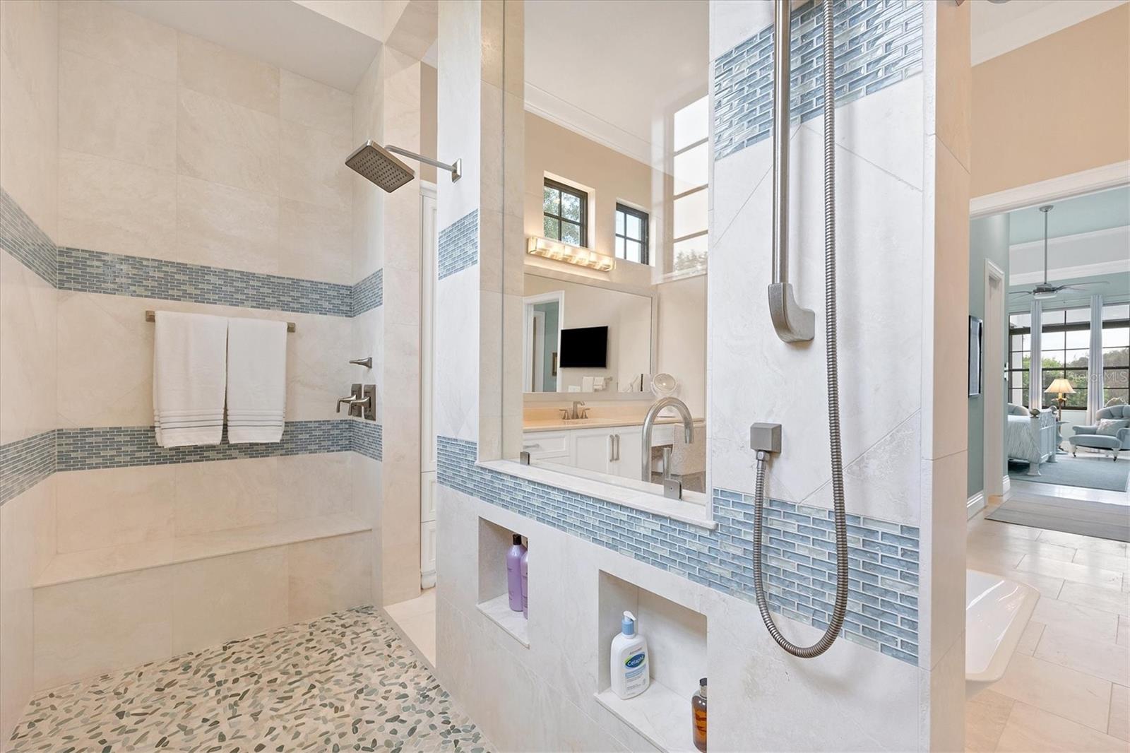 FOUNDERS CLUB - Residential