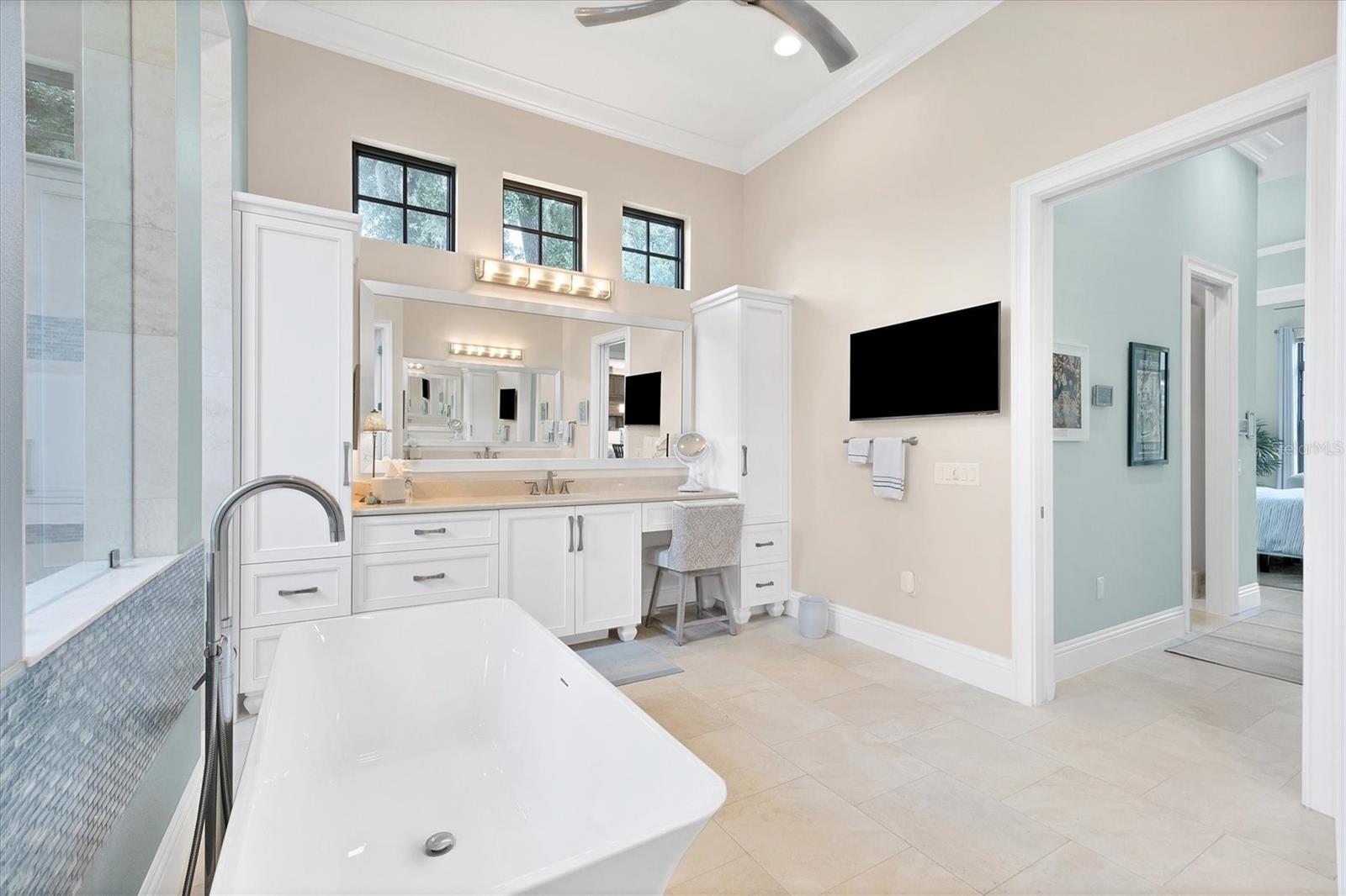 FOUNDERS CLUB - Residential