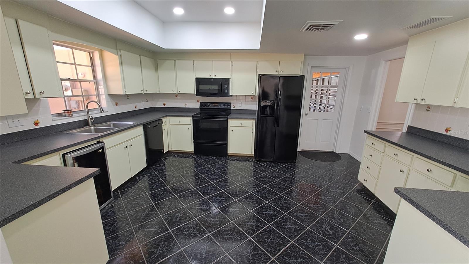 ENGLEWOOD GOLF COURSE - Residential Lease