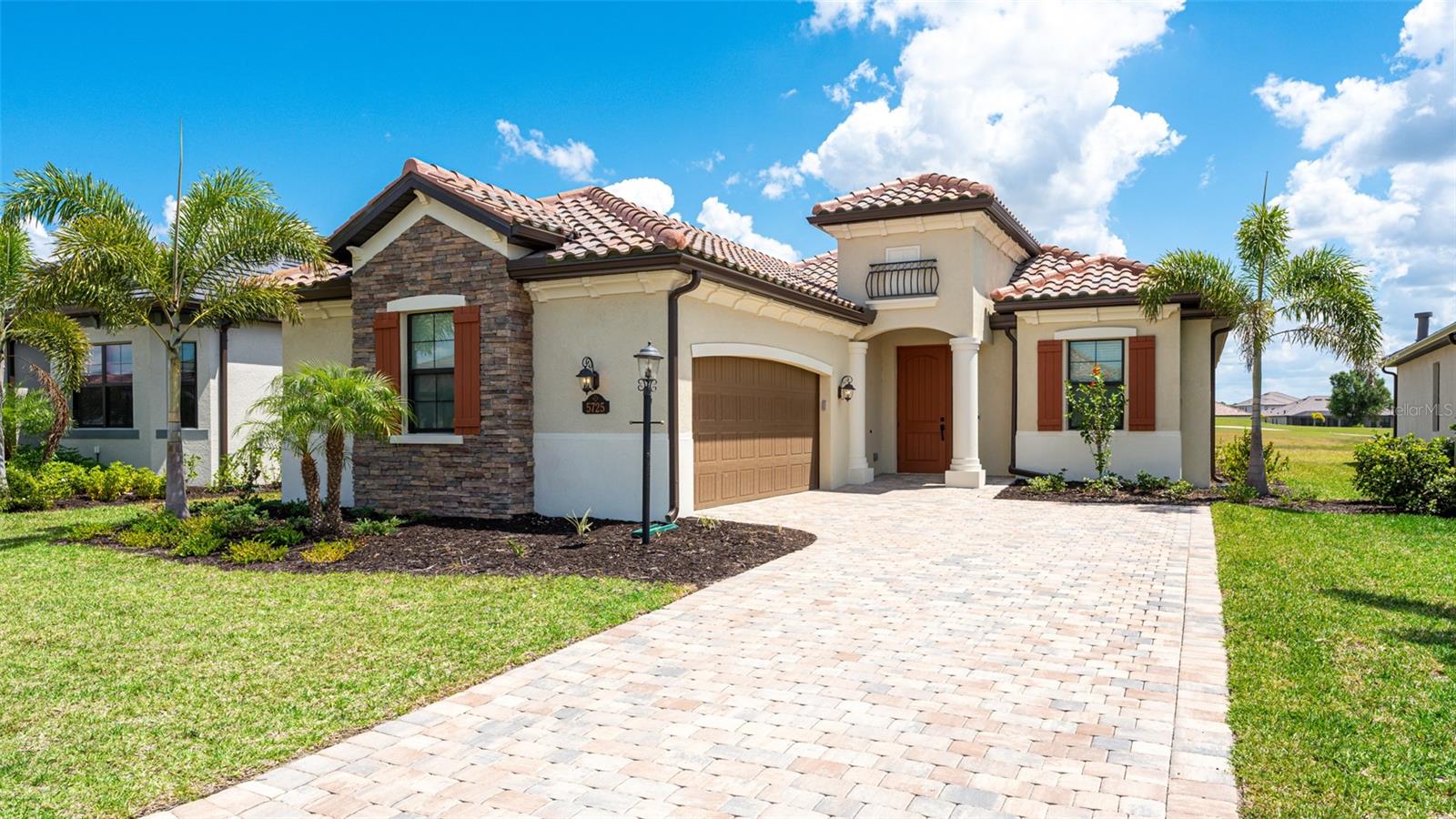 LAKEWOOD NATIONAL GOLF - LUXURY FURNISHED EXECUTIVE HOME BACKING ONTO GOLF COURSE - 3 BEDROOM - 2.5 BATH - 2 CAR GARAGE - HEATED POOL & SPA - Experience unparalleled luxury in this exquisite 3-bedroom, 2.5 bathroom executive home located in Lakewood National, a premier gated golf community in Lakewood Ranch, Florida. This stunning residence showcases an open floor plan, designer kitchen, and high-end finishes, embodying sophistication and style. Savor breathtaking golf course vistas from your private lanai or unwind at the resort-style community pool. Exclusive amenities feature 2 world-class golf courses, state-of-the-art fitness center, and lively social clubs. Immerse yourself in the ultimate Florida lifestyle, surrounded by lush landscapes and exceptional leisure opportunities.
High Season: $12,000/month - Low Season: $7,000/month. Landlord will pay the $600 golf membership transfer fee to HOA. This grants Tenant access to GOLF PRIVILEGES AND ALL RESORT AMENITIES. $100/month minimum food consumption obligation with membership. HIGH SEASON: DECEMBER thru APRIL. LOW SEASON: MAY thru NOVEMBER. From 175 and SR70 - head east 5 miles to Uielhein Rd - then north 1/2 mile to Lakewood National guardhouse on the right hand side.