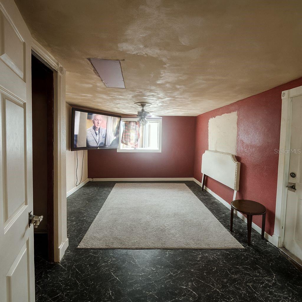 1832 GREENHILL DRIVE