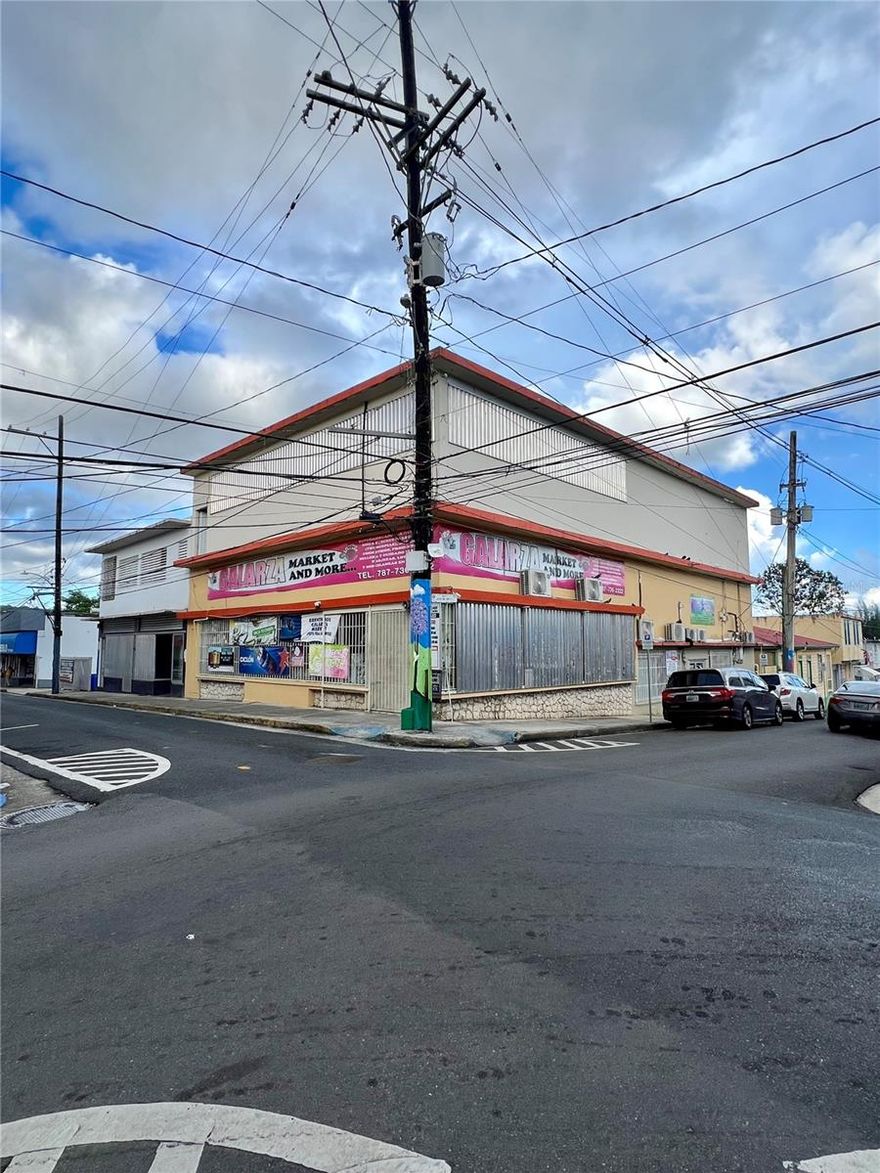 Three-story commercial C-I building strategically located on Muñoz Rivera Street, corner of José de Diego Street, in the downtown area of San Lorenzo. The first floor has approximately 1,800 square feet, currently leased. The second floor houses an operating business with an approximate area of 3,150 square feet. The third floor offers an additional 3,150 square feet available.
Note: The construction date is an estimate, as the owners do not have that information since they acquired the property already built.