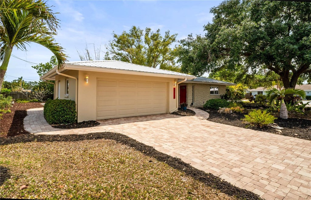 Photo of 6512 Bowline Drive, Sarasota, FL 34231 (MLS # A4707552)