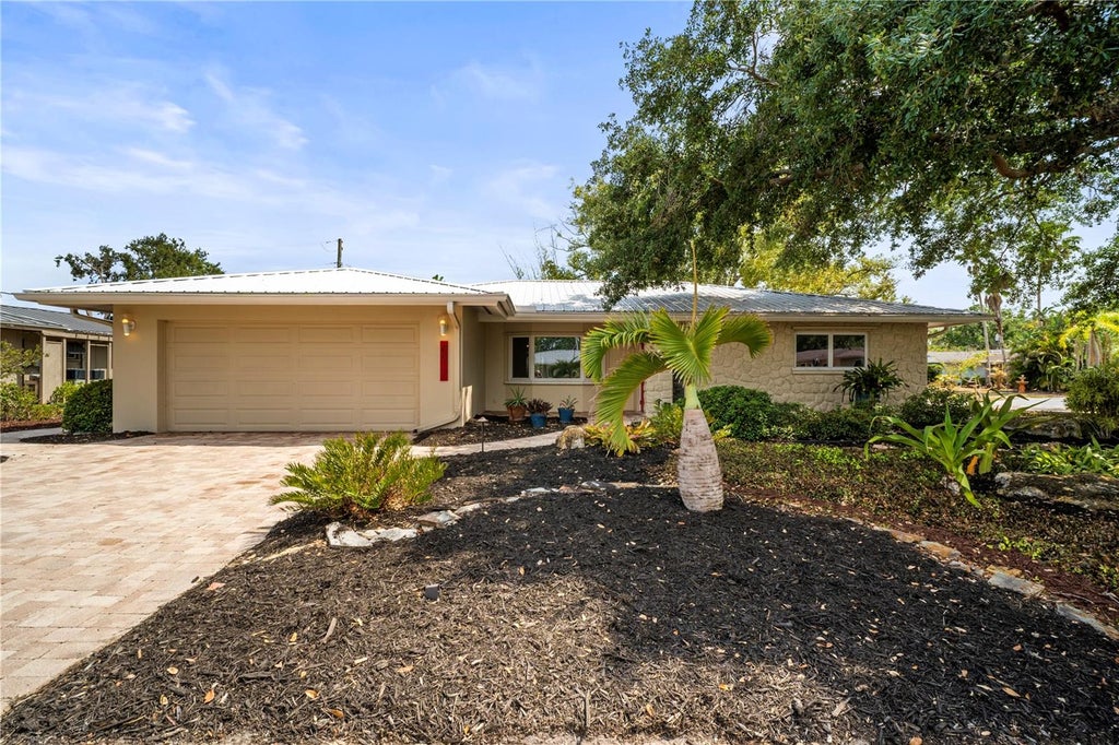 Photo of 6512 Bowline Drive, Sarasota, FL 34231 (MLS # A4707552)